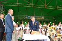 Wójt Krzysztof Glajcar kroi chleb dożynkowy